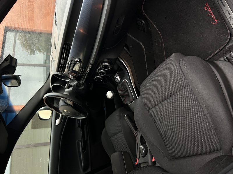 ALFA ROMEO GIULIETTA 2013. Notre service de location avec chauffeur professionnel Auto Dakar met à votre disposition des conducteurs expérimentés et parfaitement formés. Cette prestation haut de gamme est idéale pour vos déplacements d'affaires, événements spéciaux ou découverte touristique du Sénégal.