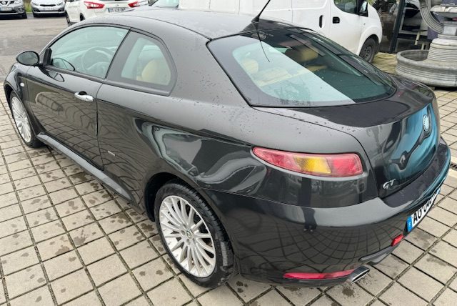 ALFA ROMEO GT 2005. Vivez l'expérience Auto Dakar : showroom moderne et accueil personnalisé