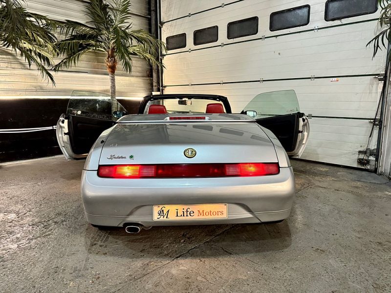 ALFA ROMEO SPIDER 1996. Auto Dakar propose des programmes de formation à la conduite défensive et à l'éco-conduite en partenariat avec des écoles spécialisées. Ces formations contribuent à améliorer votre sécurité au volant tout en optimisant la consommation de carburant de votre véhicule.