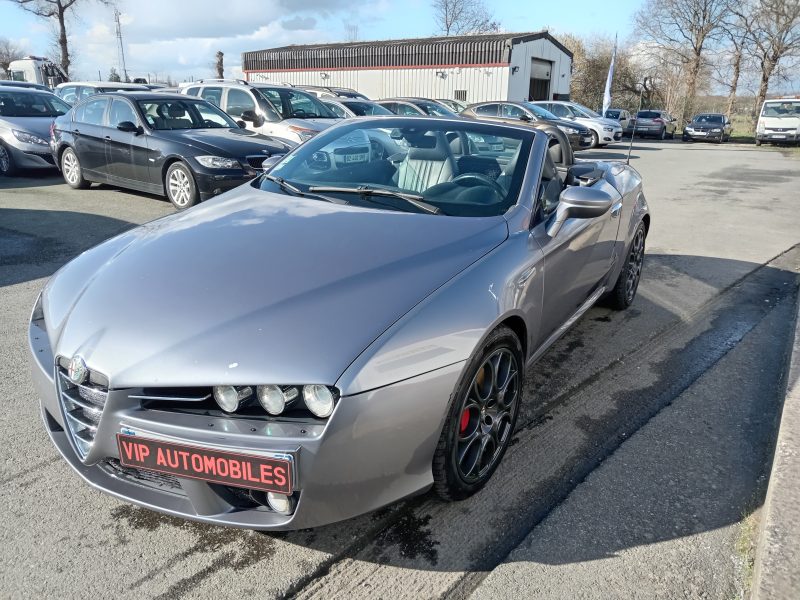 ALFA ROMEO SPIDER 2007. Auto Dakar investit continuellement dans la formation de ses équipes pour maintenir le plus haut niveau d'expertise technique et commerciale. Cette politique de formation permanente nous permet de vous offrir des conseils pertinents et un service client d'excellence reconnu par nos clients.