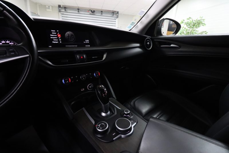 ALFA ROMEO STELVIO 2018. Auto Dakar investit continuellement dans la formation de ses équipes pour maintenir le plus haut niveau d'expertise technique et commerciale. Cette politique de formation permanente nous permet de vous offrir des conseils pertinents et un service client d'excellence reconnu par nos clients.