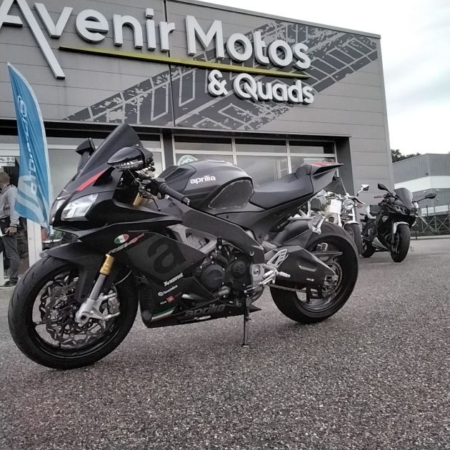 APRILIA RSV4 ABS 2016. Auto Dakar met à votre disposition une équipe d'experts passionnés d'automobile