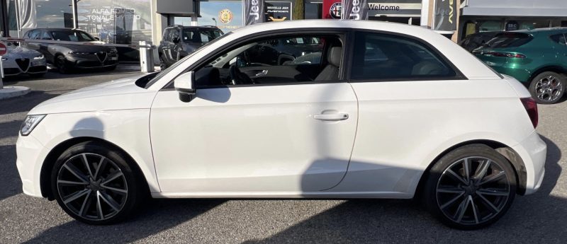 AUDI A1 2015. Auto Dakar met à votre disposition un service de livraison à domicile gratuit dans tout Dakar pour votre nouveau véhicule. Notre équipe s'occupe également de toutes les formalités administratives et vous accompagne dans les démarches d'immatriculation et d'assurance.