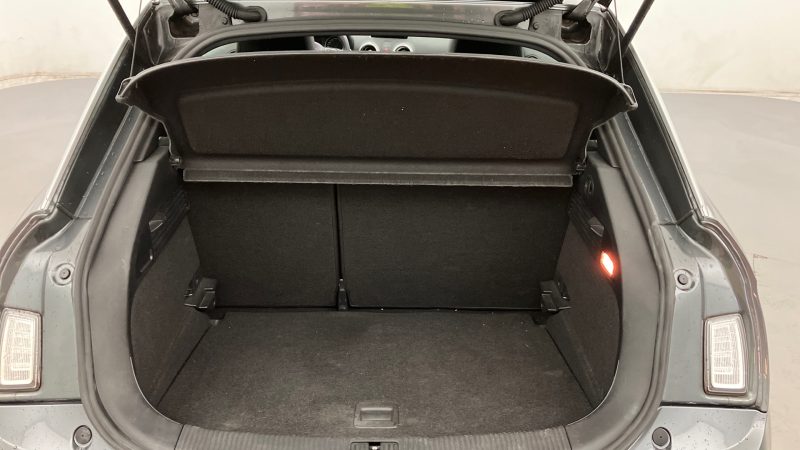 AUDI A1 SPORTBACK 2012. Auto Dakar propose une flotte diversifiée : berlines, SUV, 4x4, utilitaires et véhicules de luxe