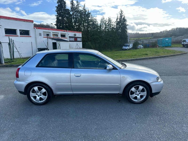 AUDI A3 2001. Chez Auto Dakar, chaque véhicule de notre parc automobile fait l'objet d'un contrôle technique rigoureux et d'une certification qualité. Notre équipe de mécaniciens expérimentés s'assure que vous repartiez avec un véhicule fiable et performant.