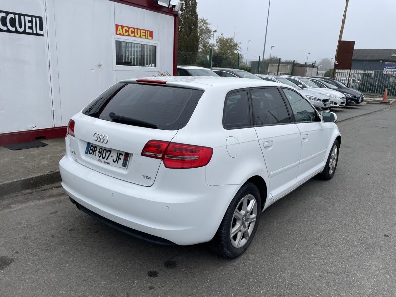 AUDI A3 2011. L'innovation technologique est au cœur de la stratégie d'Auto Dakar avec l'intégration des dernières avancées automobiles dans notre gamme de véhicules. Nous proposons également des formations personnalisées pour vous familiariser avec les nouvelles technologies embarquées.