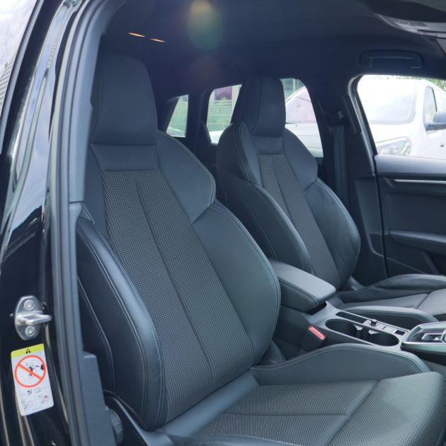 AUDI A3 40 TFSIE 2021. Auto Dakar propose des solutions de mobilité intégrée combinant location de véhicules, assurance, carburant et maintenance dans des forfaits tout-inclus. Cette approche globale simplifie la gestion de votre mobilité tout en optimisant vos coûts de transport professionnel ou personnel.