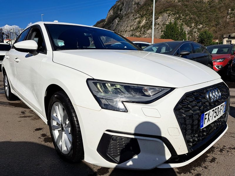 AUDI A3 SPORTBACK 2021. La politique de responsabilité sociale d'Auto Dakar inclut des programmes de formation professionnelle pour les jeunes défavorisés dans les métiers automobiles. Cette initiative contribue à l'insertion professionnelle tout en développant les compétences techniques nécessaires au secteur.