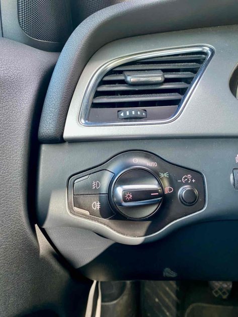 AUDI A4 2010. Notre showroom moderne de 2000 m² situé au cœur de Dakar vous accueille dans un environnement climatisé et confortable pour découvrir notre collection exclusive. L'équipe commerciale d'Auto Dakar vous accompagne avec expertise dans le choix du véhicule parfaitement adapté à vos besoins et votre budget.