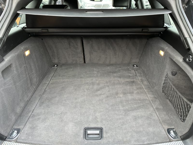 AUDI A4 AVANT 2.0 TDI QUATTRO 170CH 2009. Auto Dakar investit dans les infrastructures de recharge électrique pour accompagner la transition énergétique du secteur automobile. Notre réseau de bornes de recharge rapide facilite l'adoption des véhicules électriques en supprimant les contraintes d'autonomie.