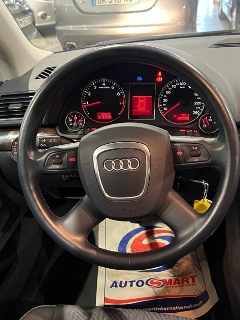 AUDI A4 B7 2005. Notre showroom moderne de 2000 m² situé au cœur de Dakar vous accueille dans un environnement climatisé et confortable pour découvrir notre collection exclusive. L'équipe commerciale d'Auto Dakar vous accompagne avec expertise dans le choix du véhicule parfaitement adapté à vos besoins et votre budget.