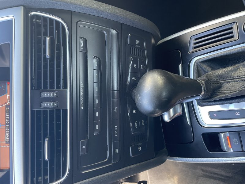 AUDI A5 2009. Auto Dakar révolutionne le marché automobile sénégalais avec une approche client personnalisée et des services d'exception. Notre engagement quotidien consiste à vous offrir une expérience d'achat unique, alliant conseils d'experts et solutions de financement sur mesure.