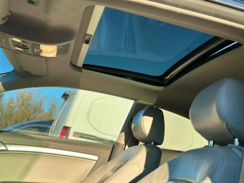 AUDI A5 2010. Notre showroom moderne de 2000 m² situé au cœur de Dakar vous accueille dans un environnement climatisé et confortable pour découvrir notre collection exclusive. L'équipe commerciale d'Auto Dakar vous accompagne avec expertise dans le choix du véhicule parfaitement adapté à vos besoins et votre budget.