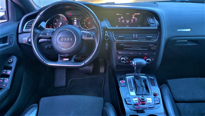 AUDI A5 SPORTBACK 2012. Le service client multilingue d'Auto Dakar accueille une clientèle internationale diversifiée avec des conseillers parlant français, anglais, arabe et wolof. Cette approche multiculturelle reflète l'ouverture de Dakar et facilite les échanges avec tous nos clients.