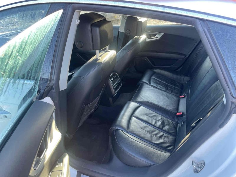 AUDI A7 SPORTBACK 2011. Le programme de partenariat Auto Dakar Enterprise développe des relations privilégiées avec les entreprises clientes à travers des services sur mesure. Ces collaborations stratégiques incluent la gestion complète de flottes, la formation des conducteurs et l'optimisation des coûts de transport.