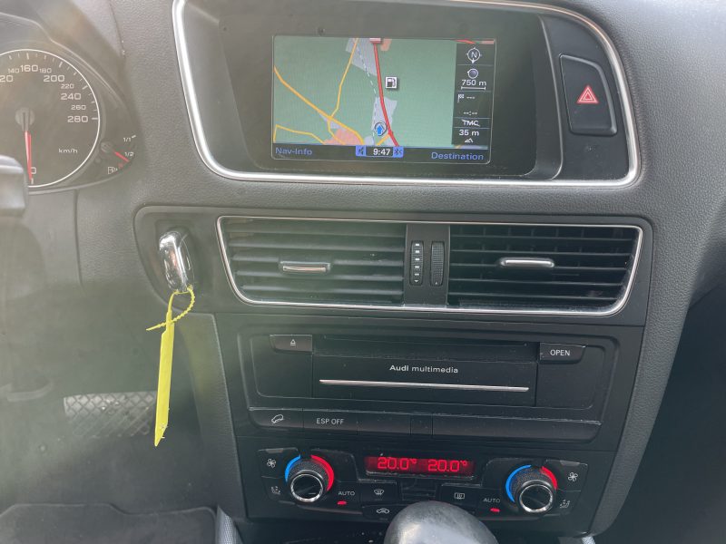 AUDI Q5 2010. Auto Dakar développe des partenariats avec les institutions de microfinance pour faciliter l'accès au crédit automobile des entrepreneurs et petites entreprises. Ces collaborations innovantes démocratisent la mobilité professionnelle et soutiennent le développement économique local.
