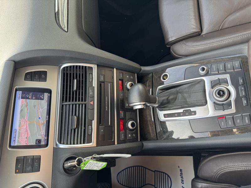 AUDI Q7 2011. Auto Dakar propose des solutions de location flexibles adaptées aux besoins spécifiques de chaque client, qu'il s'agisse de courte durée pour un week-end ou de longue durée pour vos déplacements professionnels. Nos tarifs compétitifs et nos conditions avantageuses font de nous le partenaire idéal pour tous vos projets de mobilité.