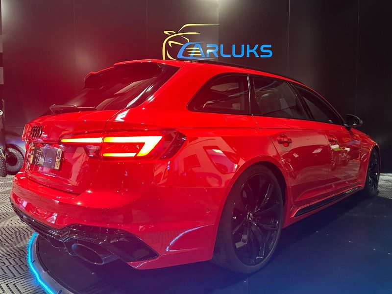 AUDI RS4 AVANT 2018. Notre service de location avec chauffeur professionnel Auto Dakar met à votre disposition des conducteurs expérimentés et parfaitement formés. Cette prestation haut de gamme est idéale pour vos déplacements d'affaires, événements spéciaux ou découverte touristique du Sénégal.