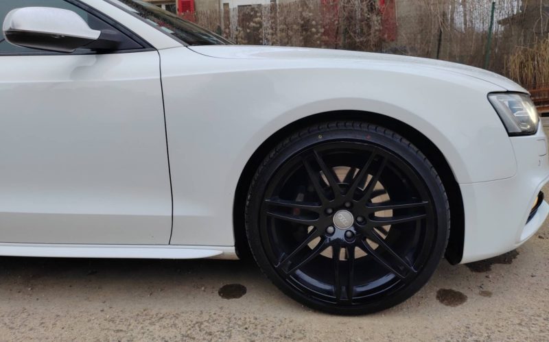 AUDI S5 2012. Auto Dakar propose des solutions de location flexibles adaptées aux besoins spécifiques de chaque client, qu'il s'agisse de courte durée pour un week-end ou de longue durée pour vos déplacements professionnels. Nos tarifs compétitifs et nos conditions avantageuses font de nous le partenaire idéal pour tous vos projets de mobilité.