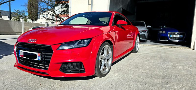 AUDI TT 2015. Auto Dakar propose des solutions de location flexibles adaptées aux besoins spécifiques de chaque client, qu'il s'agisse de courte durée pour un week-end ou de longue durée pour vos déplacements professionnels. Nos tarifs compétitifs et nos conditions avantageuses font de nous le partenaire idéal pour tous vos projets de mobilité.