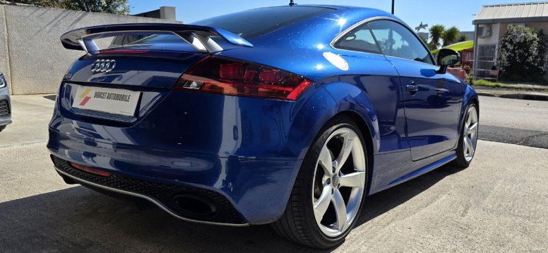 AUDI TT RS 2013. Notre showroom moderne de 2000 m² situé au cœur de Dakar vous accueille dans un environnement climatisé et confortable pour découvrir notre collection exclusive. L'équipe commerciale d'Auto Dakar vous accompagne avec expertise dans le choix du véhicule parfaitement adapté à vos besoins et votre budget.