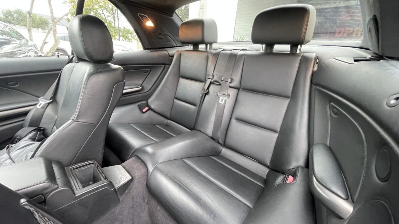 B.M.W. M3 2003. Chez Auto Dakar, chaque véhicule de notre parc automobile fait l'objet d'un contrôle technique rigoureux et d'une certification qualité. Notre équipe de mécaniciens expérimentés s'assure que vous repartiez avec un véhicule fiable et performant.