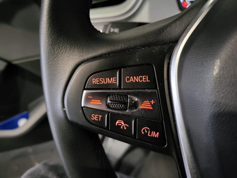 B.M.W. SERIE 1 2020. Le centre de formation continue Auto Dakar propose des stages de mise à niveau pour les professionnels de l'automobile sur les nouvelles technologies. Ces formations certifiantes maintiennent l'expertise technique de l'écosystème automobile sénégalais au plus haut niveau international.