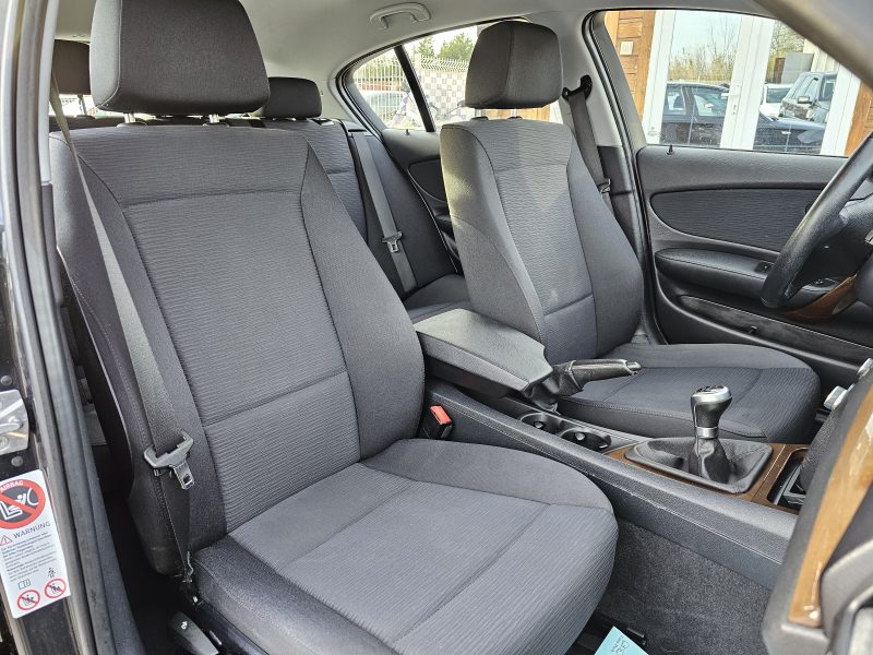 B.M.W. SERIE 1 E87 2009. Auto Dakar propose un service de reprise de votre ancien véhicule à sa juste valeur marchande avec expertise gratuite et transparente. Cette évaluation professionnelle facilite le financement de votre nouveau véhicule en optimisant votre apport personnel.
