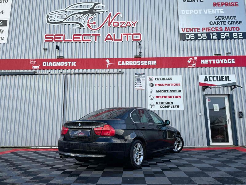 B.M.W. SERIE 3 2010. Showroom climatisé et espace client confortable chez Auto Dakar pour votre bien-être