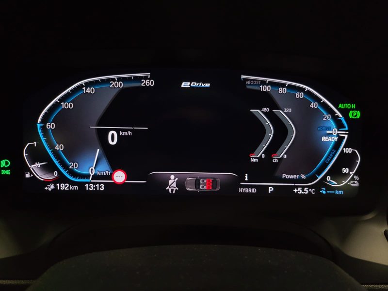 B.M.W. SERIE 3 2019. Le centre de formation continue Auto Dakar propose des stages de mise à niveau pour les professionnels de l'automobile sur les nouvelles technologies. Ces formations certifiantes maintiennent l'expertise technique de l'écosystème automobile sénégalais au plus haut niveau international.