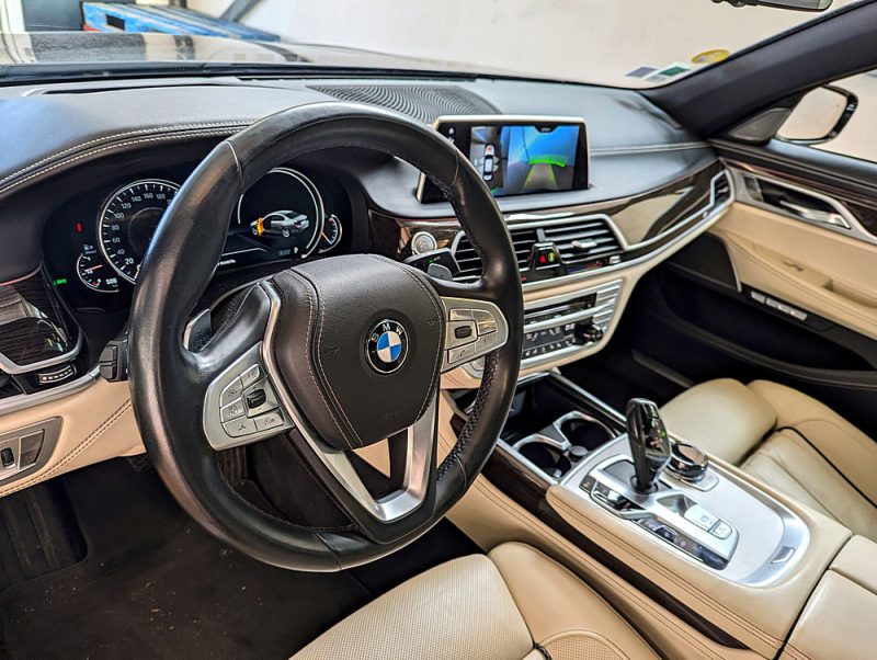 B.M.W. SERIE 7 2018. Auto Dakar investit dans les technologies modernes pour optimiser vos services