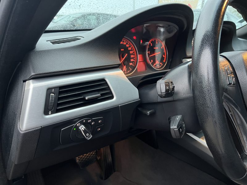 B.M.W. SÉRIE 3 CABRIOLET 2010. Auto Dakar propose un service de reprise de votre ancien véhicule à sa juste valeur marchande avec expertise gratuite et transparente. Cette évaluation professionnelle facilite le financement de votre nouveau véhicule en optimisant votre apport personnel.
