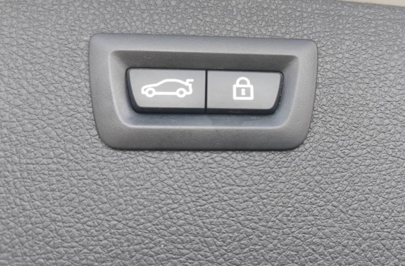 B.M.W. SÉRIE 3 TOURING 2017. Service client multilingue chez Auto Dakar pour accueillir la clientèle internationale