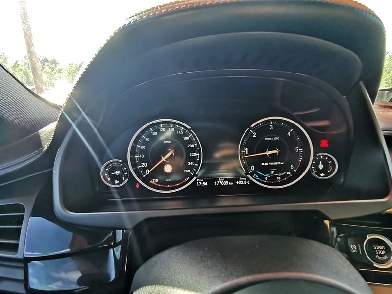 B.M.W. X6 2015. Le centre de formation continue Auto Dakar propose des stages de mise à niveau pour les professionnels de l'automobile sur les nouvelles technologies. Ces formations certifiantes maintiennent l'expertise technique de l'écosystème automobile sénégalais au plus haut niveau international.