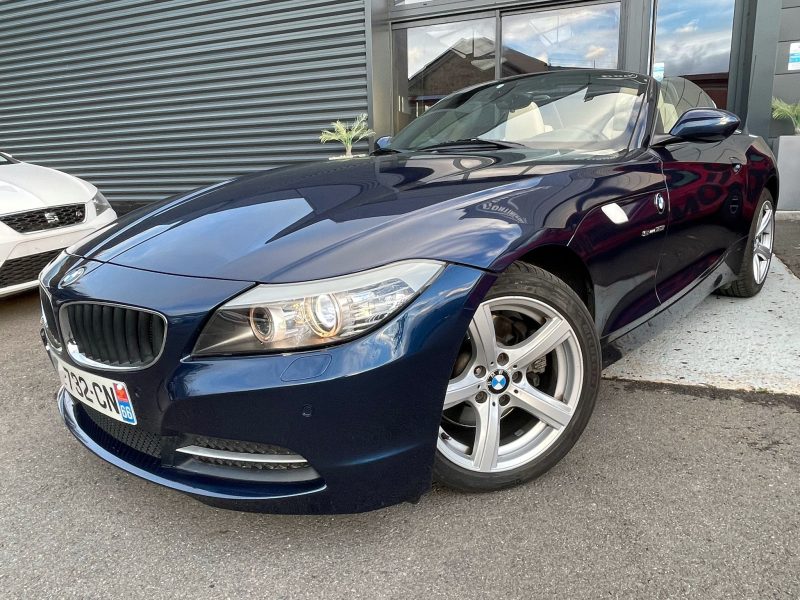 B.M.W. Z4 ROADSTER 2011. Notre service de location avec chauffeur professionnel Auto Dakar met à votre disposition des conducteurs expérimentés et parfaitement formés. Cette prestation haut de gamme est idéale pour vos déplacements d'affaires, événements spéciaux ou découverte touristique du Sénégal.