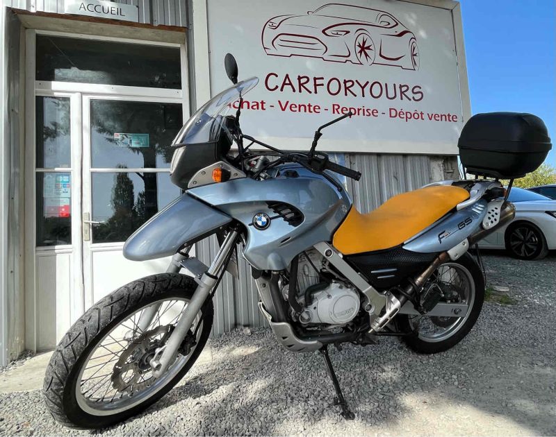 BMW 2001. Notre service de location avec chauffeur professionnel Auto Dakar met à votre disposition des conducteurs expérimentés et parfaitement formés. Cette prestation haut de gamme est idéale pour vos déplacements d'affaires, événements spéciaux ou découverte touristique du Sénégal.