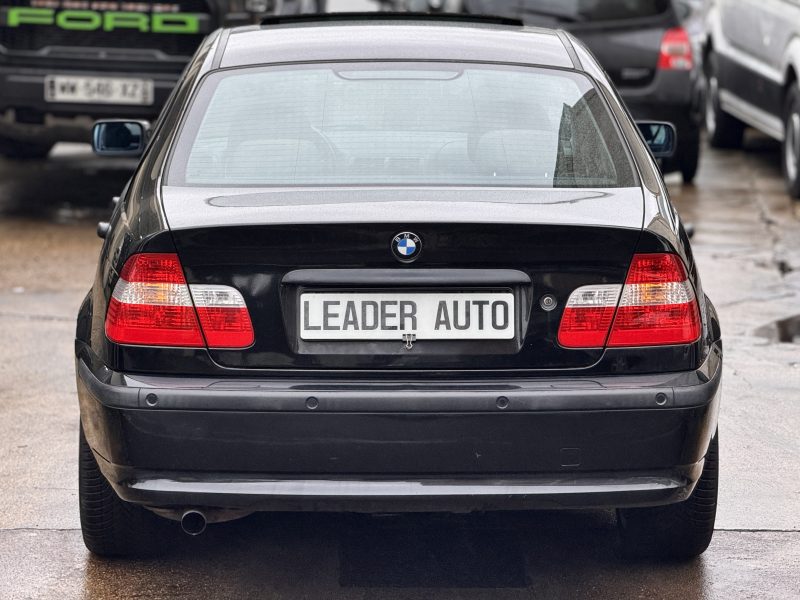 BMW 318 I 2001. Notre service de location avec chauffeur professionnel Auto Dakar met à votre disposition des conducteurs expérimentés et parfaitement formés. Cette prestation haut de gamme est idéale pour vos déplacements d'affaires, événements spéciaux ou découverte touristique du Sénégal.
