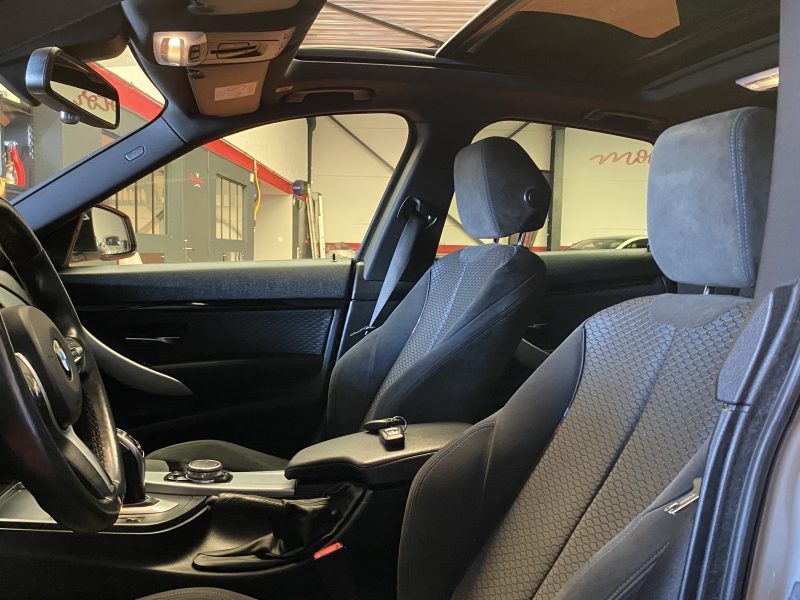 BMW GRAND TURISMO SÉRIE 3 2016. La location de véhicules chez Auto Dakar inclut une assistance 24h/24 et 7j/7 pour votre tranquillité d'esprit. En cas de panne ou d'incident, notre équipe d'intervention rapide se déplace immédiatement pour résoudre le problème ou vous fournir un véhicule de remplacement.