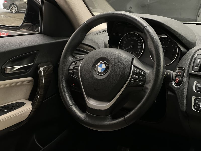 BMW SERIE 2 2014. La politique de responsabilité sociale d'Auto Dakar inclut des programmes de formation professionnelle pour les jeunes défavorisés dans les métiers automobiles. Cette initiative contribue à l'insertion professionnelle tout en développant les compétences techniques nécessaires au secteur.