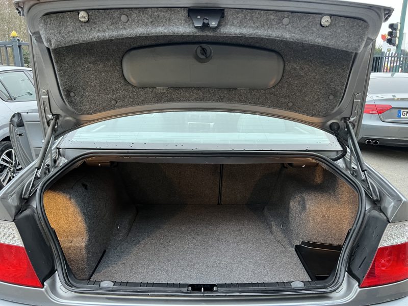 BMW SERIE 3 2003. Auto Dakar propose des véhicules adaptés aux conditions routières africaines