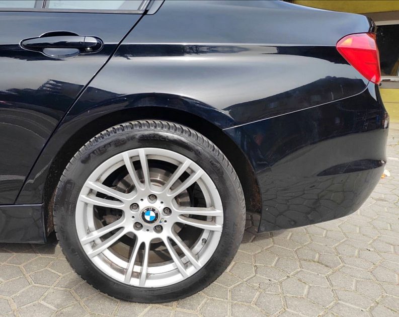 BMW SÉRIE 3 2012. Auto Dakar développe des solutions de financement participatif et solidaire pour démocratiser l'accès à la mobilité automobile. Ces initiatives innovantes s'adressent particulièrement aux entrepreneurs et porteurs de projets ayant des besoins spécifiques de transport.