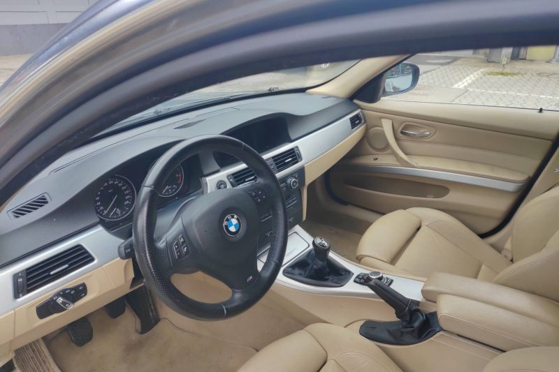BMW SÉRIE 3 325D TOURING 2008. Auto Dakar : Maintenance, assurance et service après-vente de premier plan
