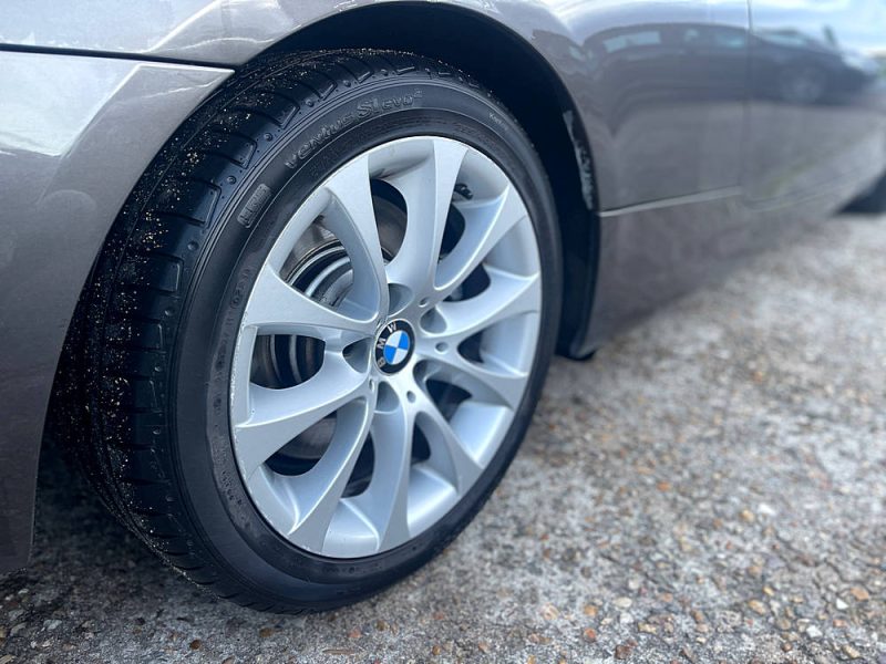 BMW SÉRIE 3 COUPÉ 2010. Auto Dakar met à votre disposition un service de livraison à domicile gratuit dans tout Dakar pour votre nouveau véhicule. Notre équipe s'occupe également de toutes les formalités administratives et vous accompagne dans les démarches d'immatriculation et d'assurance.