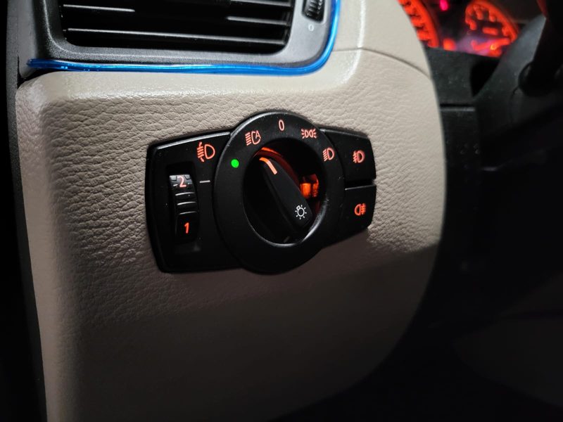 BMW X1 2012. Auto Dakar s'engage activement dans le développement durable en proposant une gamme croissante de véhicules hybrides et électriques. Notre mission consiste à contribuer à la réduction de l'empreinte carbone tout en maintenant les plus hauts standards de performance et de confort.