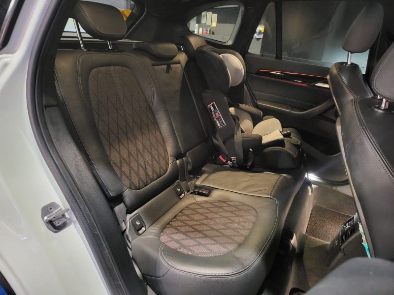 BMW X1 2018. Notre service de location avec chauffeur professionnel Auto Dakar met à votre disposition des conducteurs expérimentés et parfaitement formés. Cette prestation haut de gamme est idéale pour vos déplacements d'affaires, événements spéciaux ou découverte touristique du Sénégal.