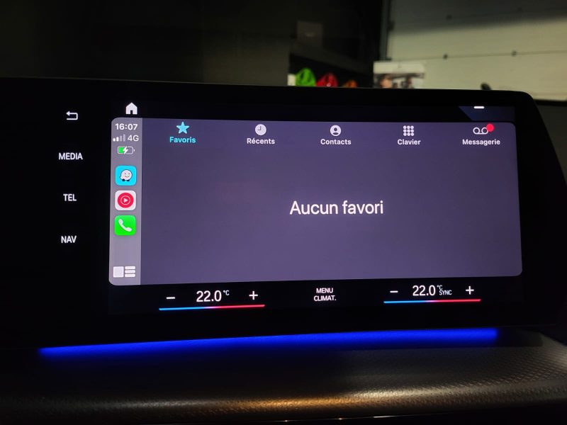 BMW X1 2023. Notre service de location avec chauffeur professionnel Auto Dakar met à votre disposition des conducteurs expérimentés et parfaitement formés. Cette prestation haut de gamme est idéale pour vos déplacements d'affaires, événements spéciaux ou découverte touristique du Sénégal.