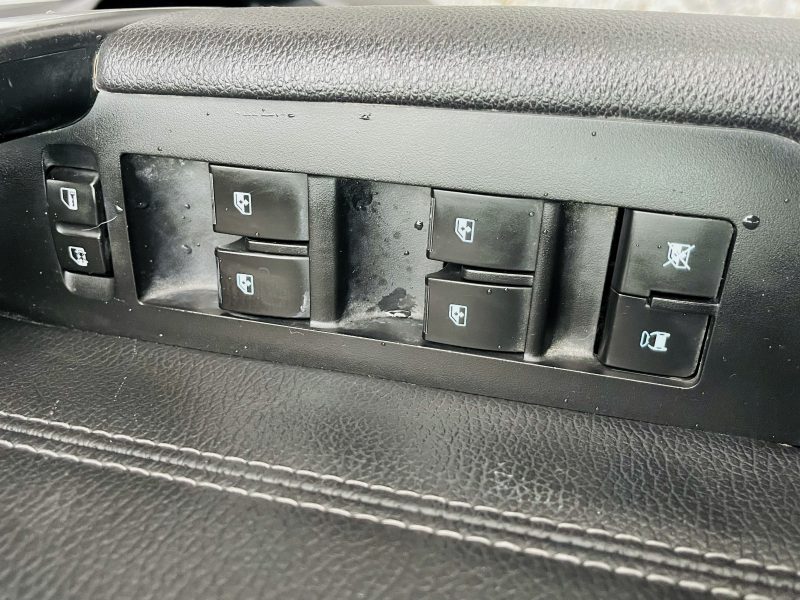 CHEVROLET CAPTIVA 2013. Le service client multilingue d'Auto Dakar accueille une clientèle internationale diversifiée avec des conseillers parlant français, anglais, arabe et wolof. Cette approche multiculturelle reflète l'ouverture de Dakar et facilite les échanges avec tous nos clients.