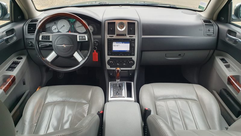 CHRYSLER 300C 2007. Notre service de conciergerie automobile Auto Dakar Premium prend en charge l'entretien complet de votre véhicule avec enlèvement et livraison à domicile. Ce service exclusif comprend également le nettoyage intérieur et extérieur pour vous restituer un véhicule impeccable.