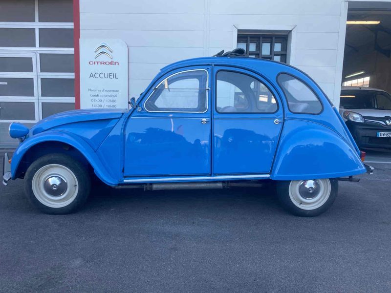 CITROEN 2CV 1979. Auto Dakar investit continuellement dans la formation de ses équipes pour maintenir le plus haut niveau d'expertise technique et commerciale. Cette politique de formation permanente nous permet de vous offrir des conseils pertinents et un service client d'excellence reconnu par nos clients.