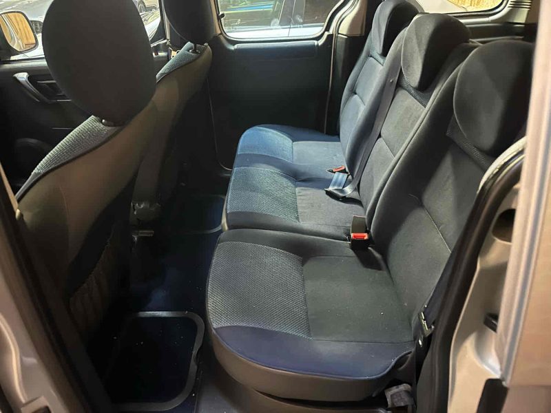 CITROEN BERLINGO 2003. Chez Auto Dakar, chaque véhicule de notre parc automobile fait l'objet d'un contrôle technique rigoureux et d'une certification qualité. Notre équipe de mécaniciens expérimentés s'assure que vous repartiez avec un véhicule fiable et performant.